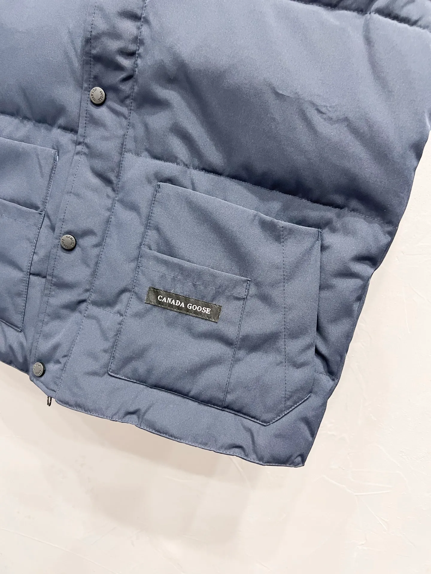 P330 model number: YC27 Canada goose/Canada Goose 4154M Freestyle Crew down vest, using international 50 down, genuine original clothing, pay attention to the version, YKK double zipper, velvet on the back collar, more warm, zippered hidden pocket on the inside, genuine mesh pockets on the inside, you need to compare with the genuine product at any time, the accessories are all original factory custom-made, the fabric is molded and customized according to the authentic original version It can be restored by kneading it at will (fabric interpretation: the harder the fabric, the better the waterproof performance. Only those who buy the latest authentic version this year will notice the softness and comfort of the fabric. Soft fabrics are waterproof and have memory rebound function, which is the authentic fabric). The down is synchronized with genuine white duck down, fluffy and not clumps. The original version of Big Goose is white duck down. It is not the goose down boasted by the world's random copywriting. It can be verified through any official channel. Customized authentic YKK double zipper military-grade copper core zipper puller. High hardness and no jamming. The original smoothness is restored. The workmanship and wiring are all controlled by workers with more than ten years of service. They must be horizontal and vertical. No crookedness. The inner wiring density is more sophisticated. Feel free to compare. Big goose label. Collar label. Washed label. Hangtag. Zipper rope. Pocket label. Collar velvet. Buttons. All details are updated simultaneously with the original version. The best version. A fighter in a world-famous vest. Compare to the entire network. Color: Black White Navy Blue Gray Gray Gray Label Size: S-XXL